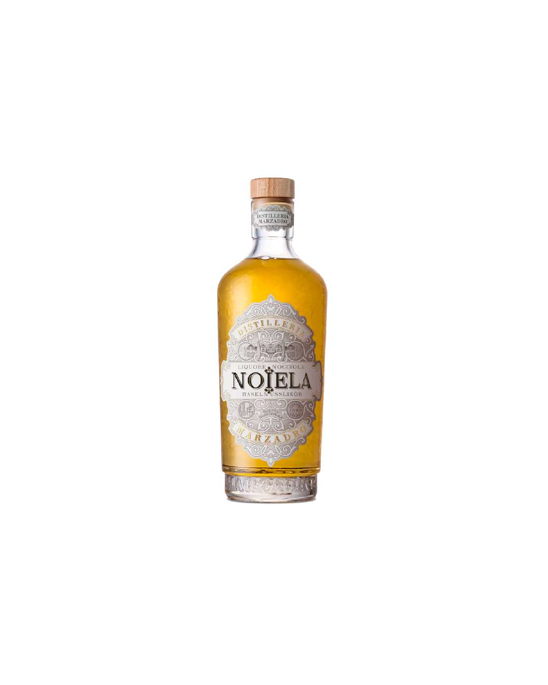 Marzadro Noiela, bottiglia del liquore alla nocciola su sfondo bianco