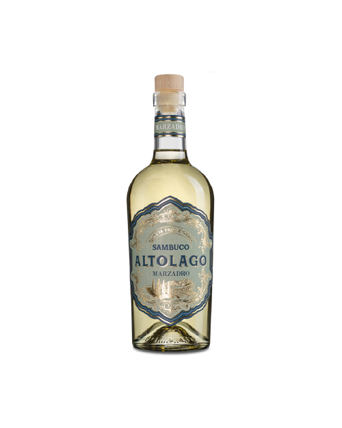 Altolago Sambuco Marzadro, bottiglia del liquore al sambuco su sfondo bianco