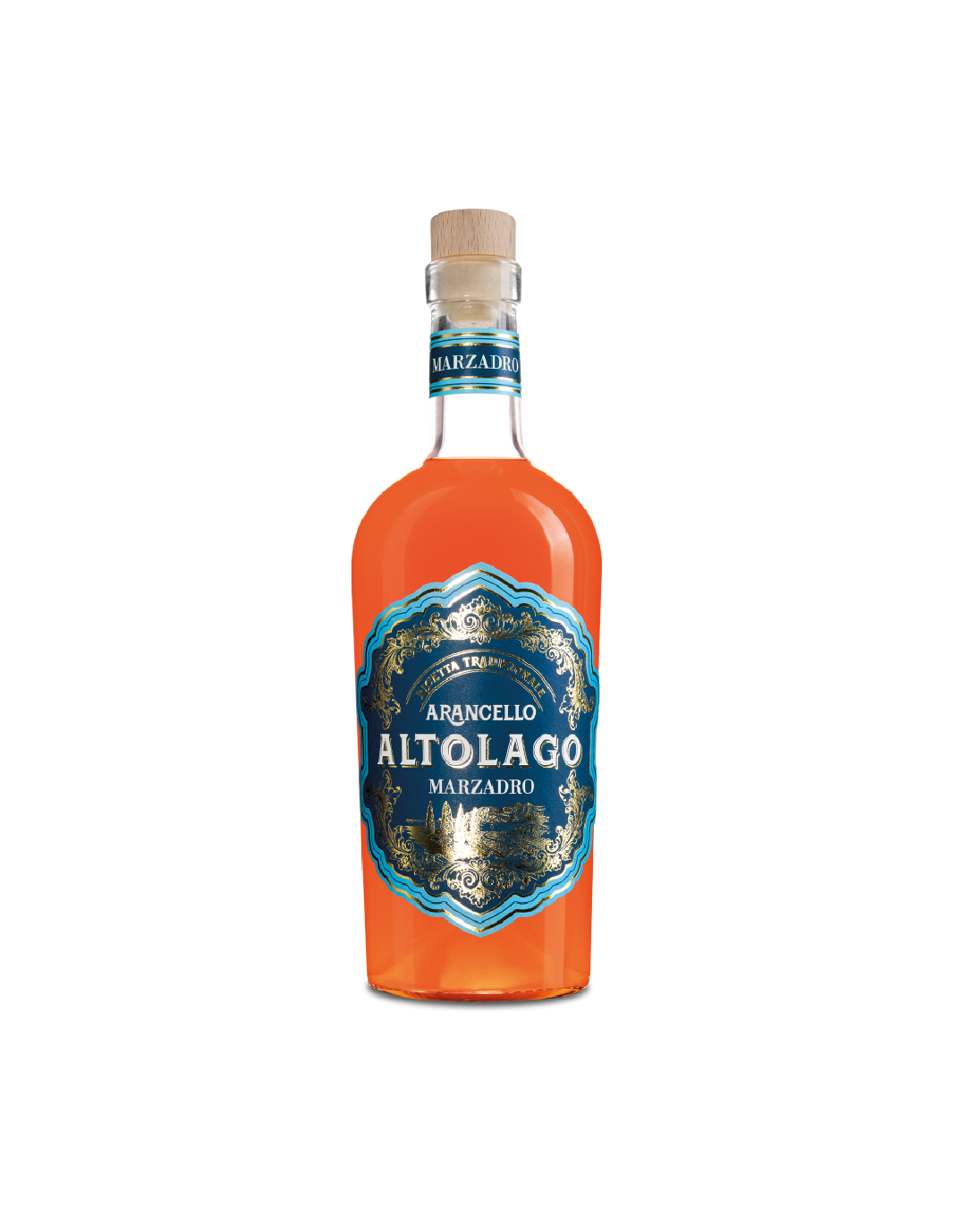 Altolago Arancello Marzadro, bottiglia del liquore all'arancia su sfondo bianco