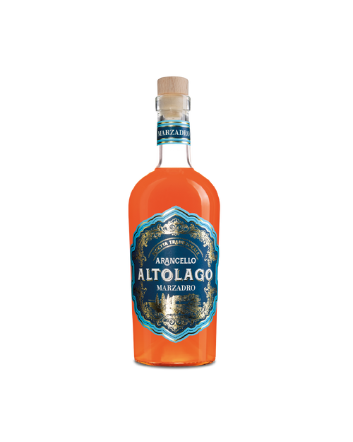 Altolago Arancello Marzadro, bottiglia del liquore all'arancia su sfondo bianco