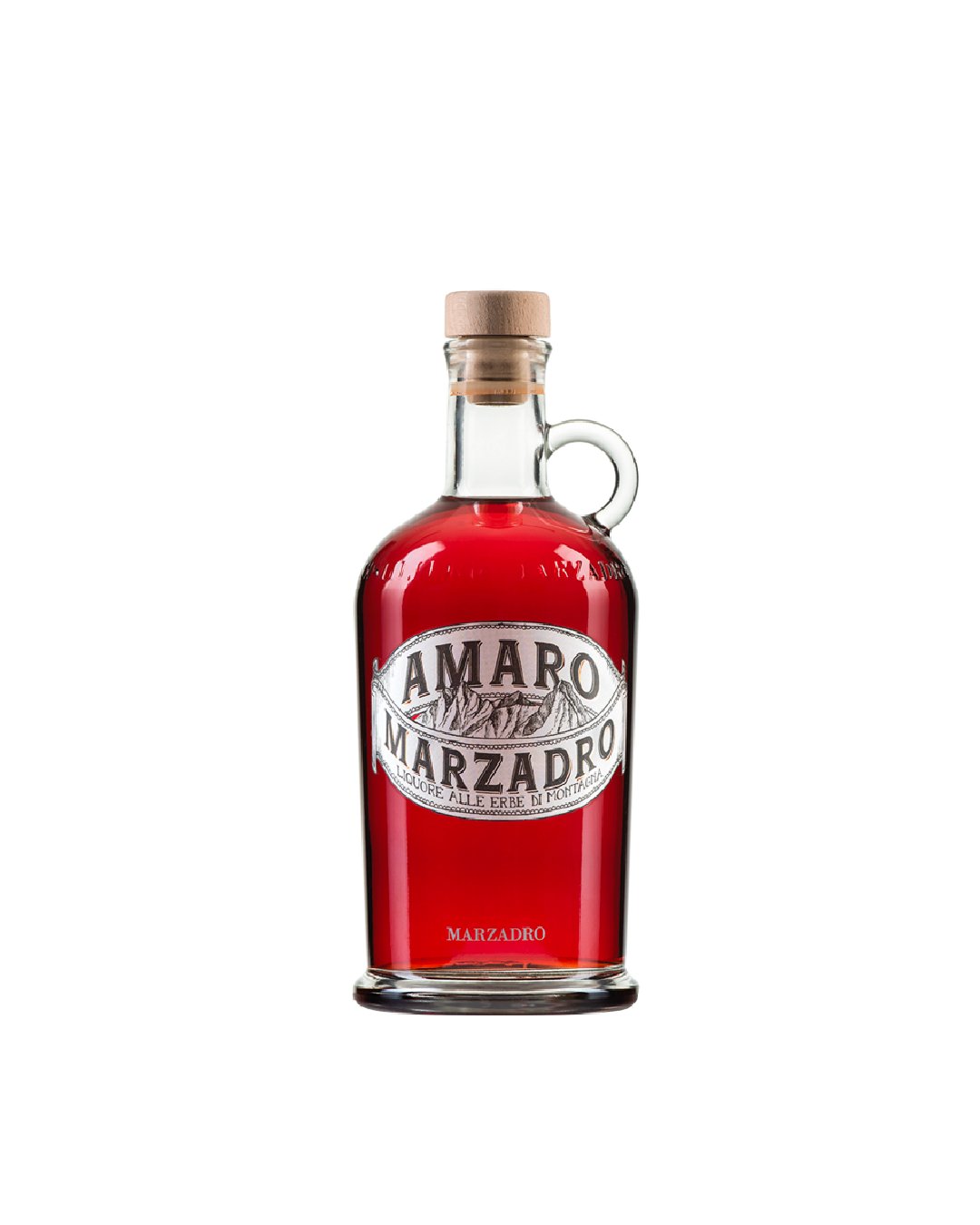 Amaro Marzadro, bottiglia dell'amaro alle erbe trentine su sfondo bianco