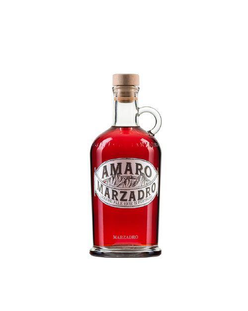 Amaro Marzadro, bottiglia dell'amaro alle erbe trentine su sfondo bianco