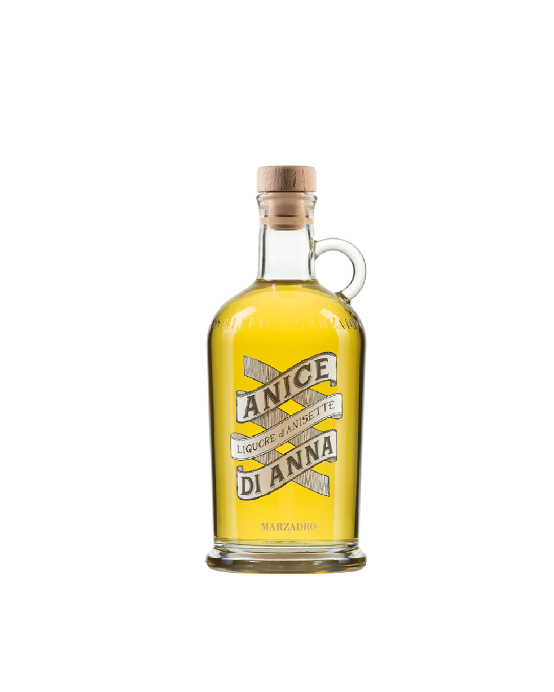 Marzadro Anice di Anna, bottiglia del liquore all'anice su sfondo bianco
