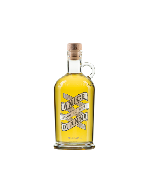 Marzadro Anice di Anna, bottiglia del liquore all'anice su sfondo bianco