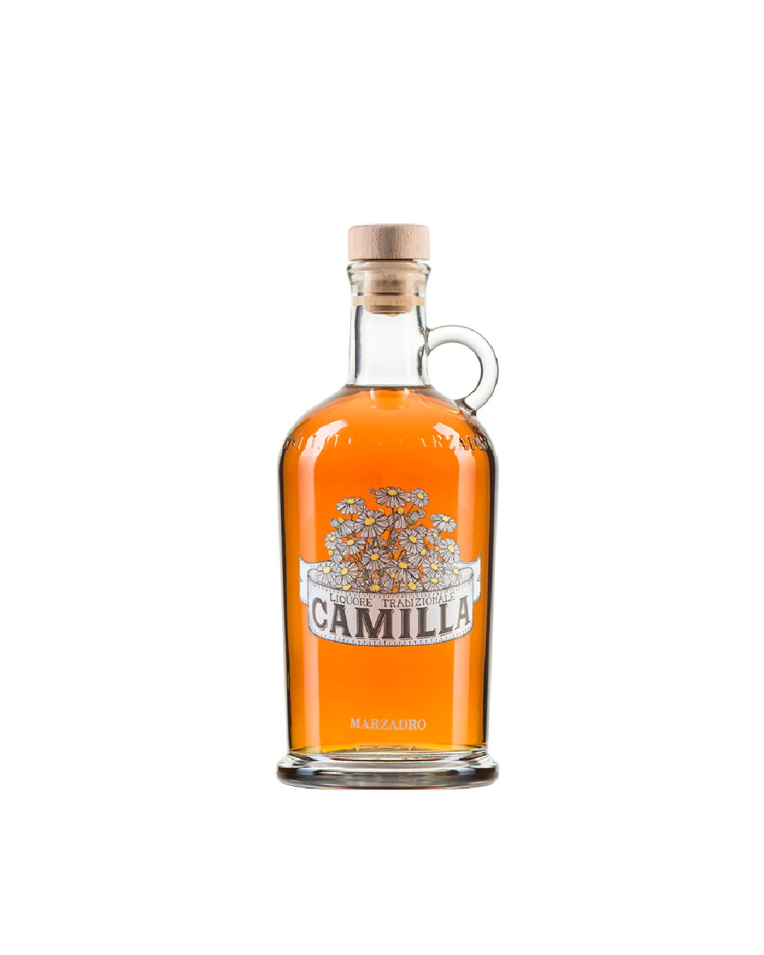 Marzadro Camilla, bottiglia del liquore alla camomilla su sfondo bianco