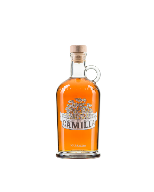 Marzadro Camilla, bottiglia del liquore alla camomilla su sfondo bianco