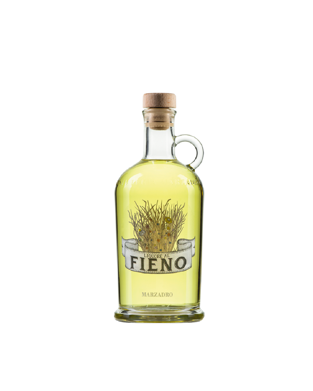 Marzadro Fieno, bottiglia del liquore al fieno alpino su sfondo bianco