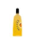 Liquore Marzadro Melone, bottiglia del liquore al melone su sfondo bianco