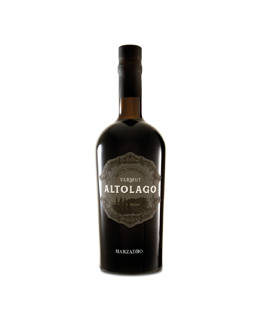 Altolago Vermut Marzadro, bottiglia del vermut trentino su sfondo bianco