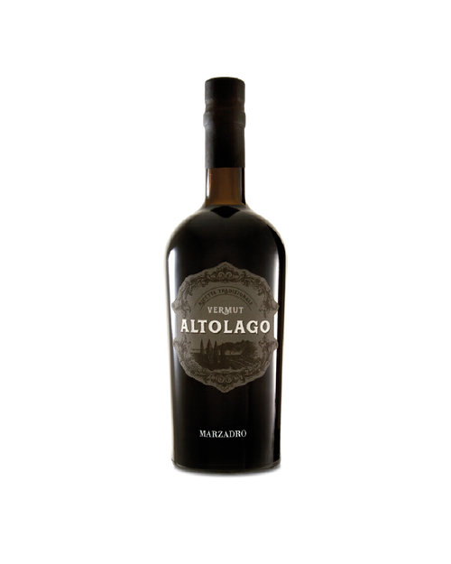 Altolago Vermut Marzadro, bottiglia del vermut trentino su sfondo bianco
